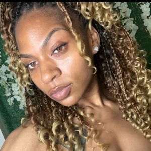 Meet your Posher, Alexis